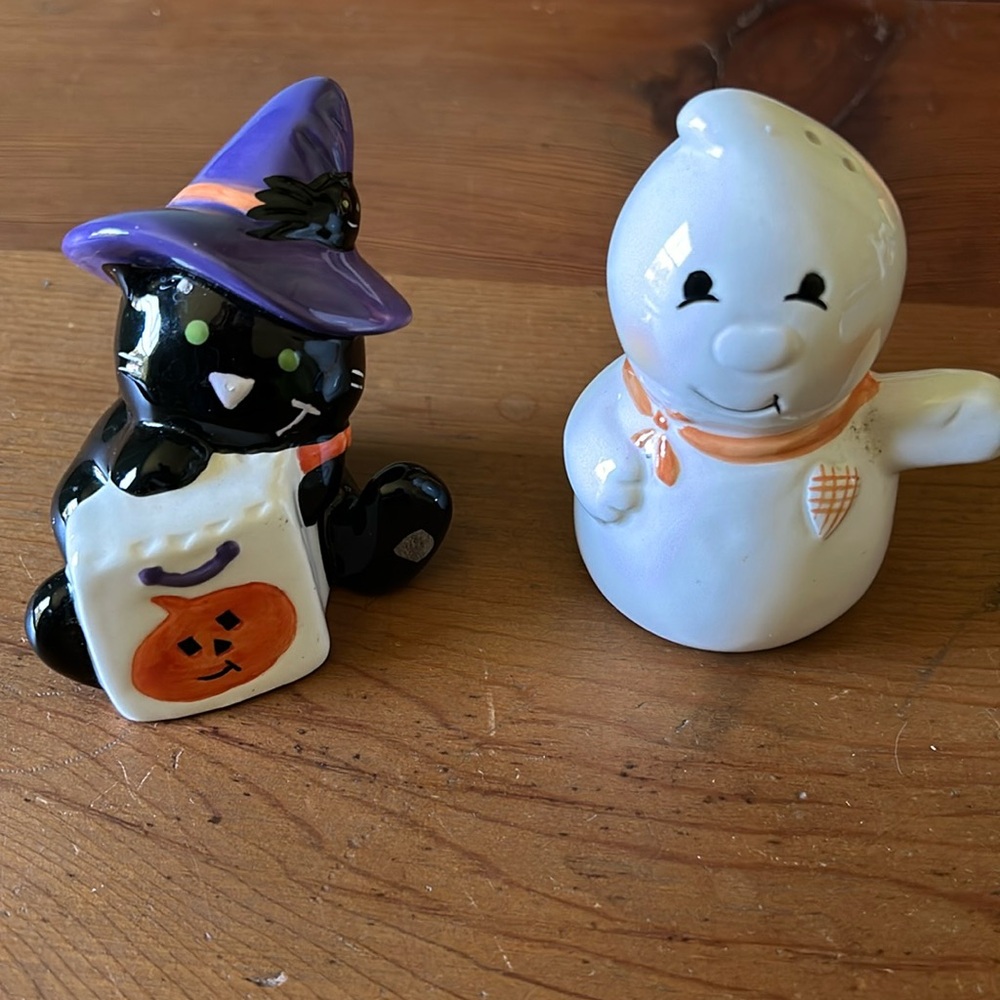 Halloween Ceramic Decorative Salt and Pepper Shakers - Picture 1 of 12